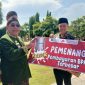 Bupati Sumenep menyerahkan piagam penghargaan kepada Dr. Naghfir, S.HI., S.H., M.Kn., CPM., CH., C.Ht. atas kontribusinya sebagai Notaris/PPAT dengan pembayaran BPHTB terbesar dalam mendukung peningkatan PAD Kabupaten Sumenep