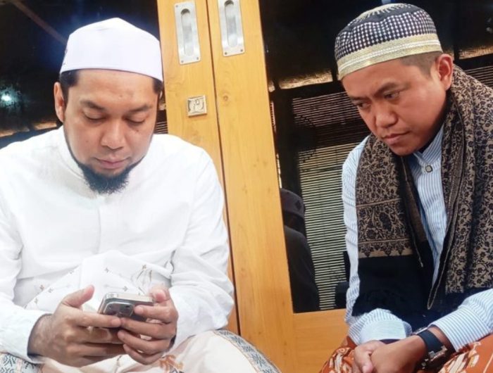 Suasana majelis dzikir Ratibul Haddad bersama jamaah dalam kegiatan tasyakuran di Pamekasan.